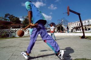 Niños-jugando-al-baloncesto.jpg