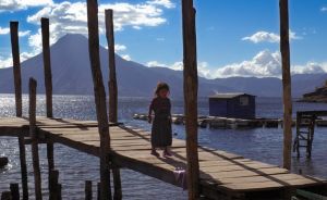 Niña-en-Puente-Atitlan-10.jpg