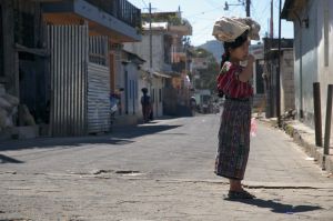 Niña-en-calle-con-helado.jpg