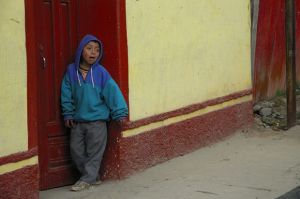 Niño-en-puerta-roja.jpg