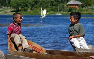 Niños-en-barcas.jpg