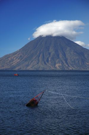 c1-Atitlan-con-boya.jpg