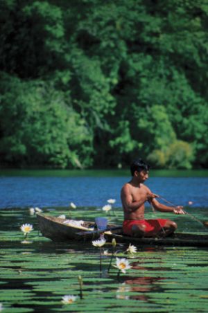 c54-Chico-pescando-con-nenúfare.jpg